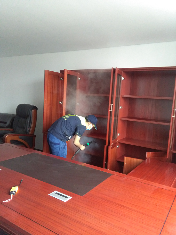 紫金保险公司室内空气治理施工现场：会议室柜子熏蒸
