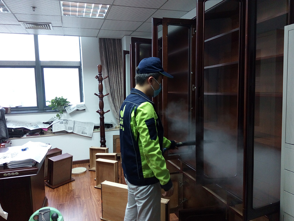 省政协部门办公室室内空气治理现场：对柜子内部进行高温高压熏蒸