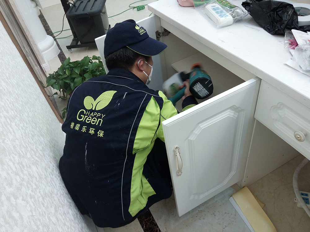 克丽缇娜美容院室内空气治理现场:对柜子内部进行除甲醛