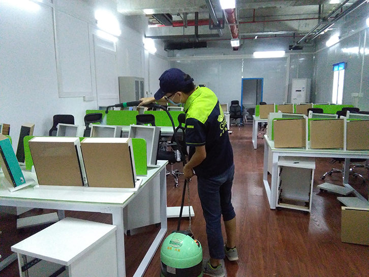 凯德临时办公室室内空气治理施工现场：对办公家具进行高温高压熏蒸
