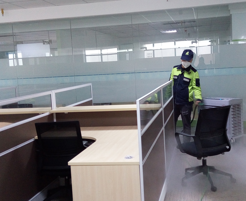医药公司室内空气治理施工现场:对桌椅进行熏蒸