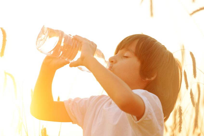 喝水在保健饮食中扮演者重要的角色，科学地根据不同年龄层身体的胜利要求来安排每天喝水的数量、时间和方法，这对提高生活质量，保证人体健康有着很大的关系。  教你健康科学喝水！ 人体在一天中有四个时候最易缺水，这四个时间被称为“最佳饮水时间”，四次共计需饮水2000ml左右，这四个时间分别为：早晨起床后、上午10点左右、下午3~4点和晚上睡觉前一个小时。  教你健康科学喝水！ 目前人们在饮水方面存在的误区主要表现在一下三个方面。 1片面强调水中矿物质：矿泉水因含有人体所需的一些矿物质而深受市民喜爱。但不少市民却认为矿物质含量越高越好，其实不然。饮水中应该含有矢量、平衡的矿物质，但矿物质含量高并不能完全说明水的活力强。繁殖，当水中矿物含量超标时，还会危害人体健康。 2水越纯越好：不少人认为水越纯越好，事实上，长期饮用纯水也会导致身体营养失调。大量饮用纯净水，会带走人体内有用的微量元素，从未降低人体的免疫力，容易产生疾病。 3口渴了才喝水，不渴就不用补充水分。调查显示，人们喝水时往往忽略了水的营养及保健功能。干净、安全、健康的水才是最便宜最有效的保健品。 所以在日常居家生活中，多饮水有利于身体健康。  你是否也有这些饮水误区？