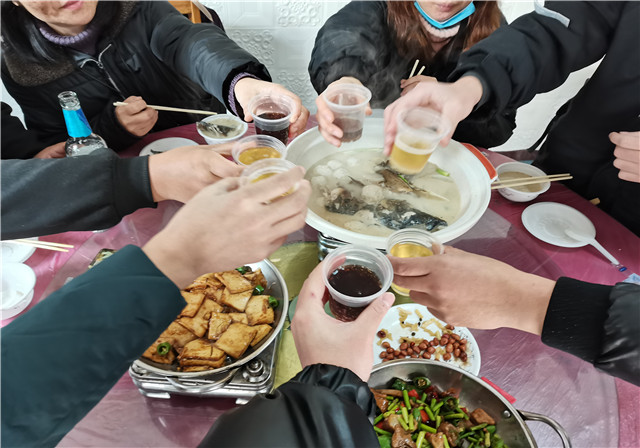 格瑞乐家人举杯庆祝
