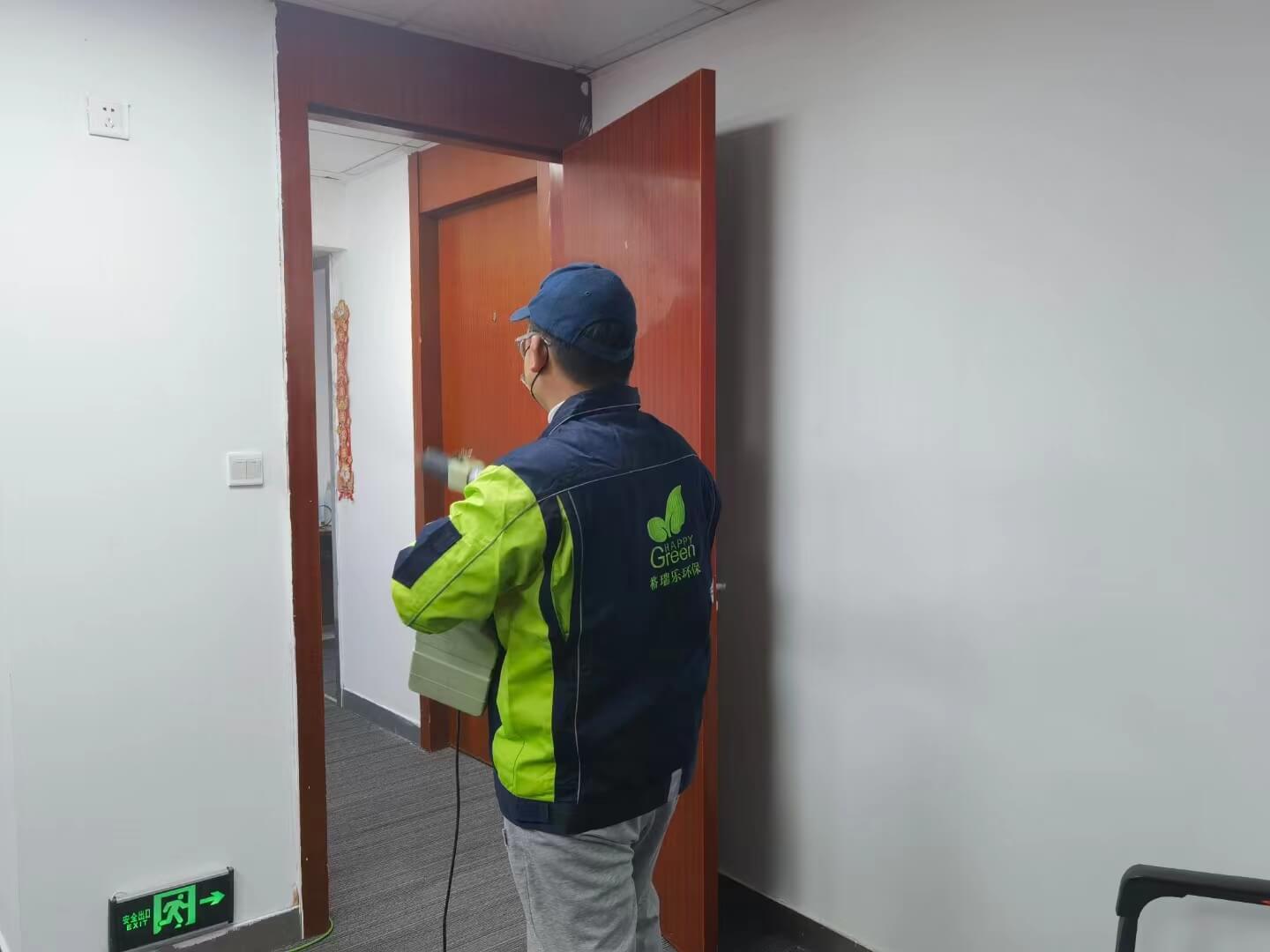 新房餐厅吊灯灯罩上，张贴着格瑞乐除甲醛的光触媒薄膜。