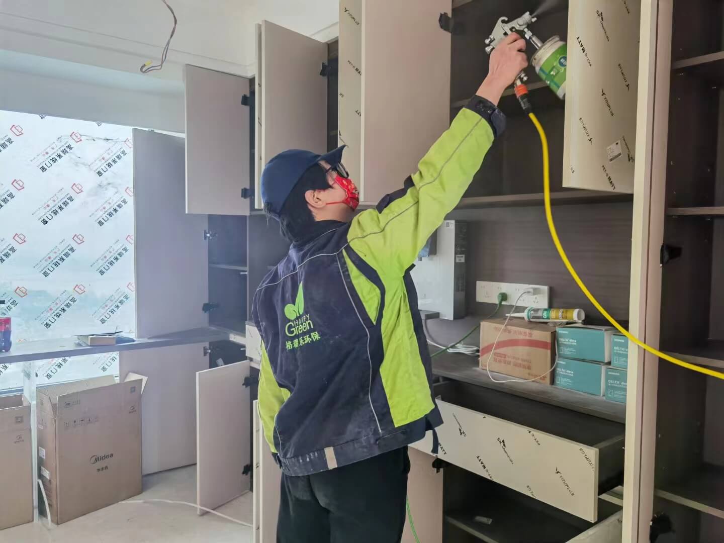 新房卧室，工作人员在安装窗帘时，对窗帘的挂钩进行格瑞乐除甲醛防锈处理。