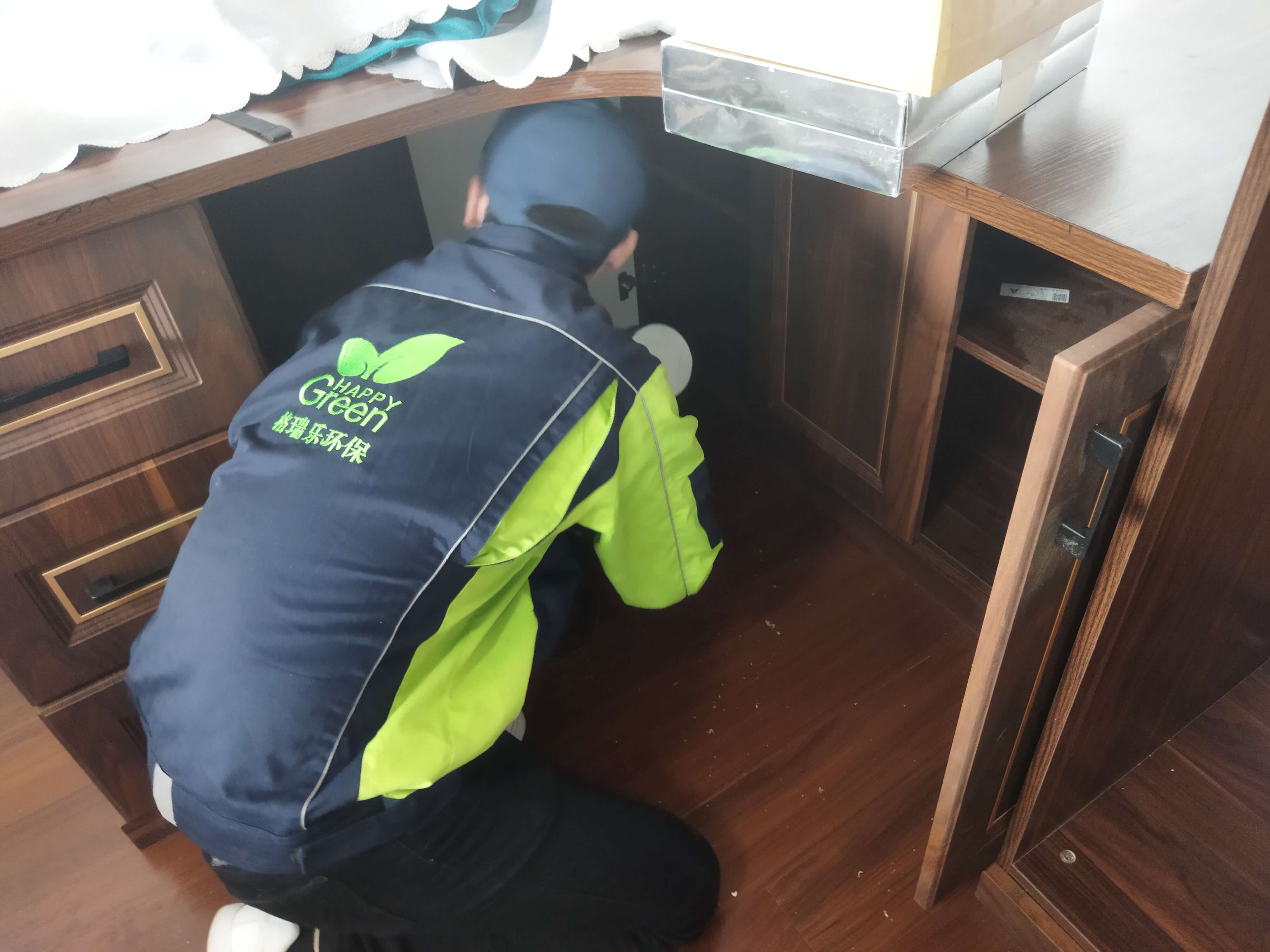 卧室窗帘安装，工人对挂钩进行格瑞乐除甲醛防锈处理。