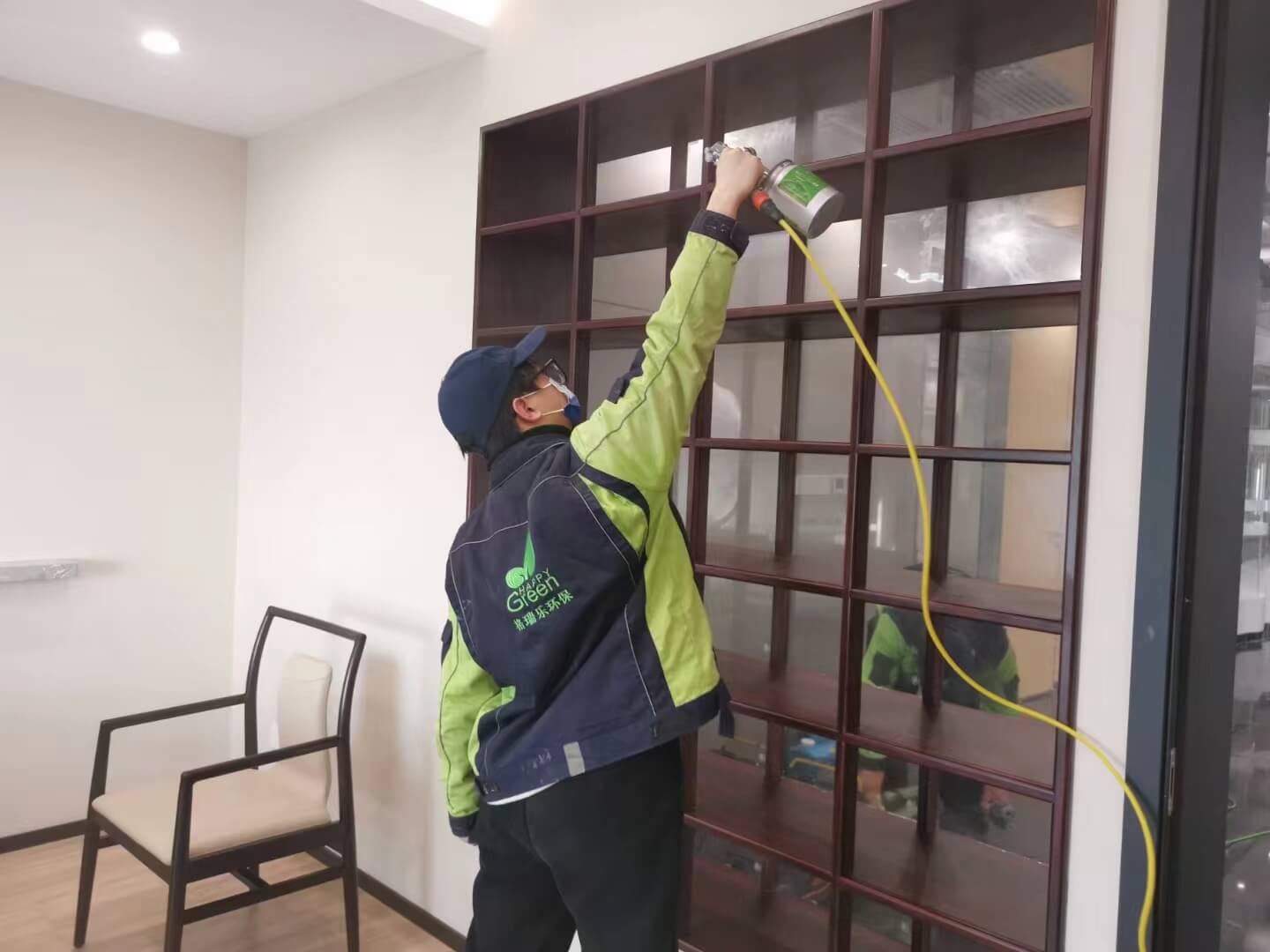 书房书桌抽屉安装，师傅对拉手进行格瑞乐除甲醛保养处理。