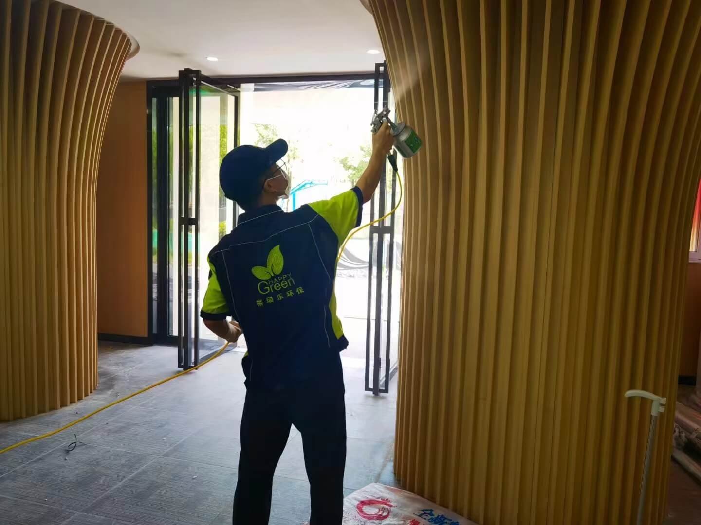 新房地下室的地面与储物架底部接触处，工人放置格瑞乐除甲醛防潮垫。