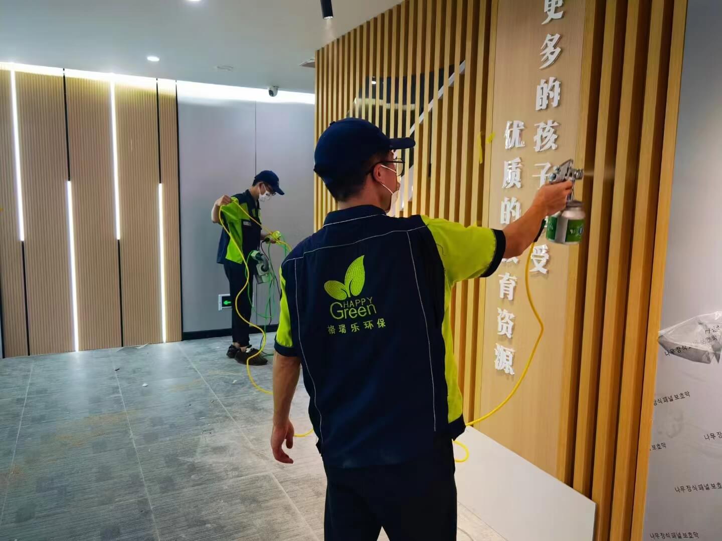 卧室衣柜的挂衣杆上，工作人员安装格瑞乐除甲醛自动旋转衣架。