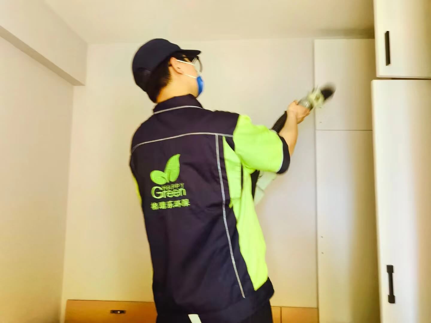 卧室衣柜的挂衣杆上，工作人员安装格瑞乐除甲醛自动旋转衣架。