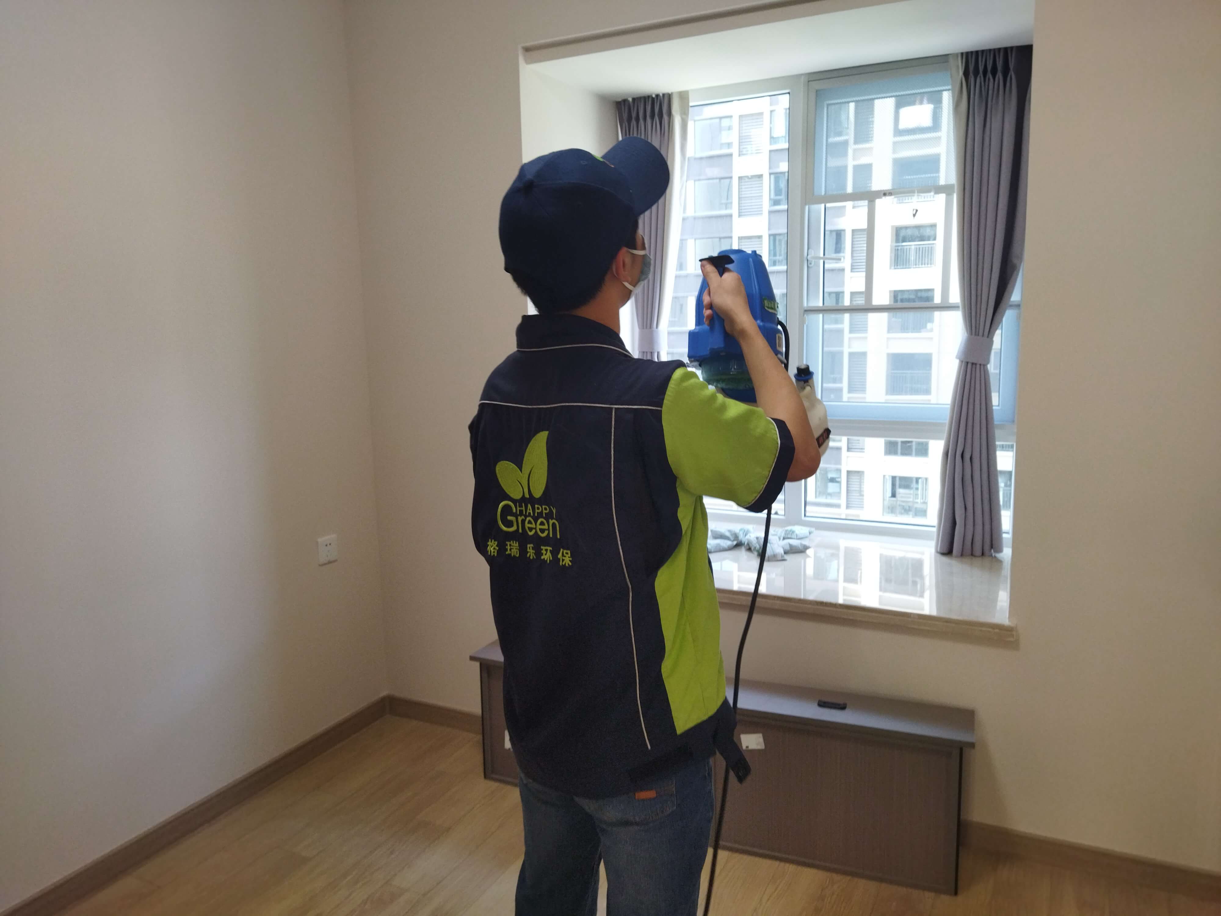 厨房抽油烟机的油杯内，工作人员放置格瑞乐除甲醛吸味片，减少油烟异味并除醛。