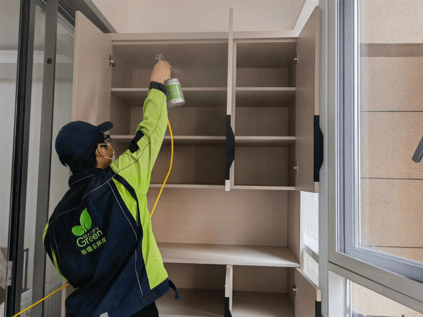 施工结束后，格瑞乐工作人员在客厅清理施工工具和剩余药剂。