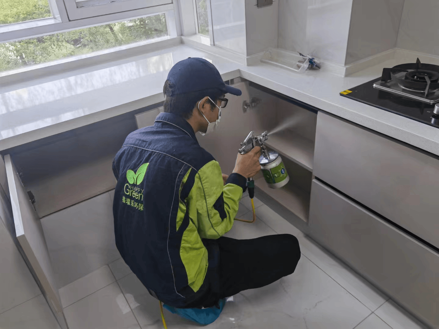 厨房施工后，工作人员擦拭厨房电器表面，去除可能残留的药剂。