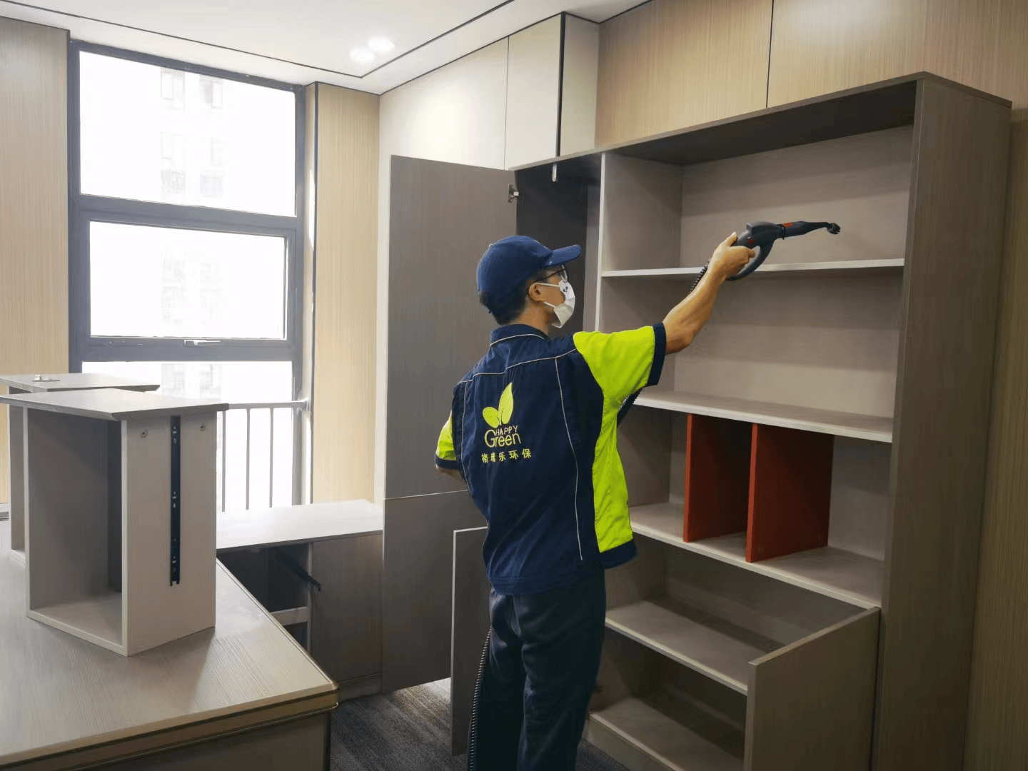 格瑞乐团队与业主在客厅，使用专业检测仪器对治理后的室内空气进行再次检测。
