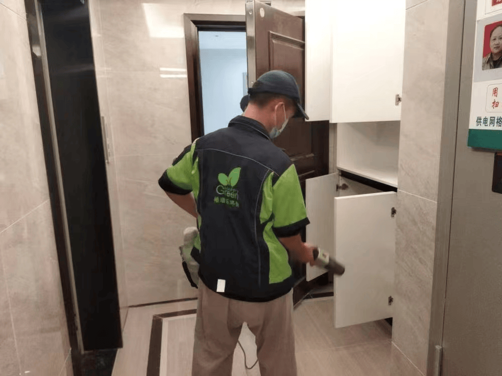 阳台施工后，工作人员将阳台上的绿植移回原位，并检查门窗的开合情况。