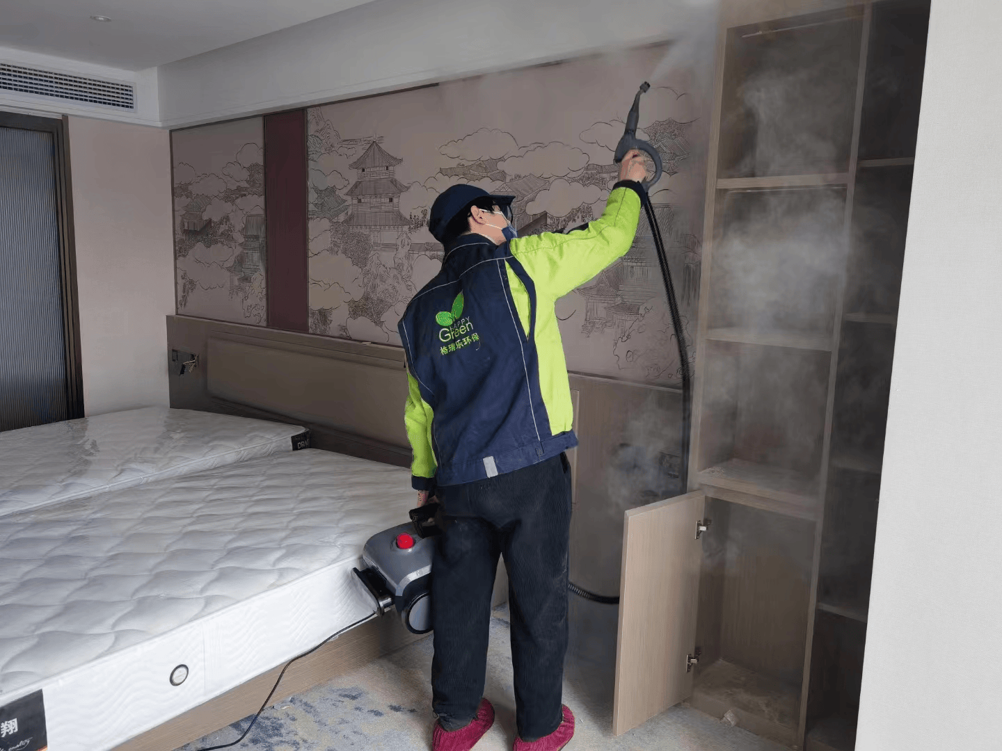儿童房施工后，工作人员将孩子的玩具放回原位，整理好房间。