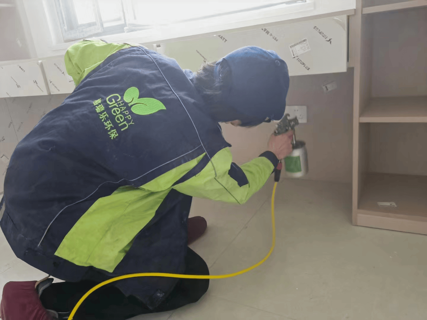 阳台施工后，工作人员检查门窗的开合情况，确保施工未对门窗造成损坏。