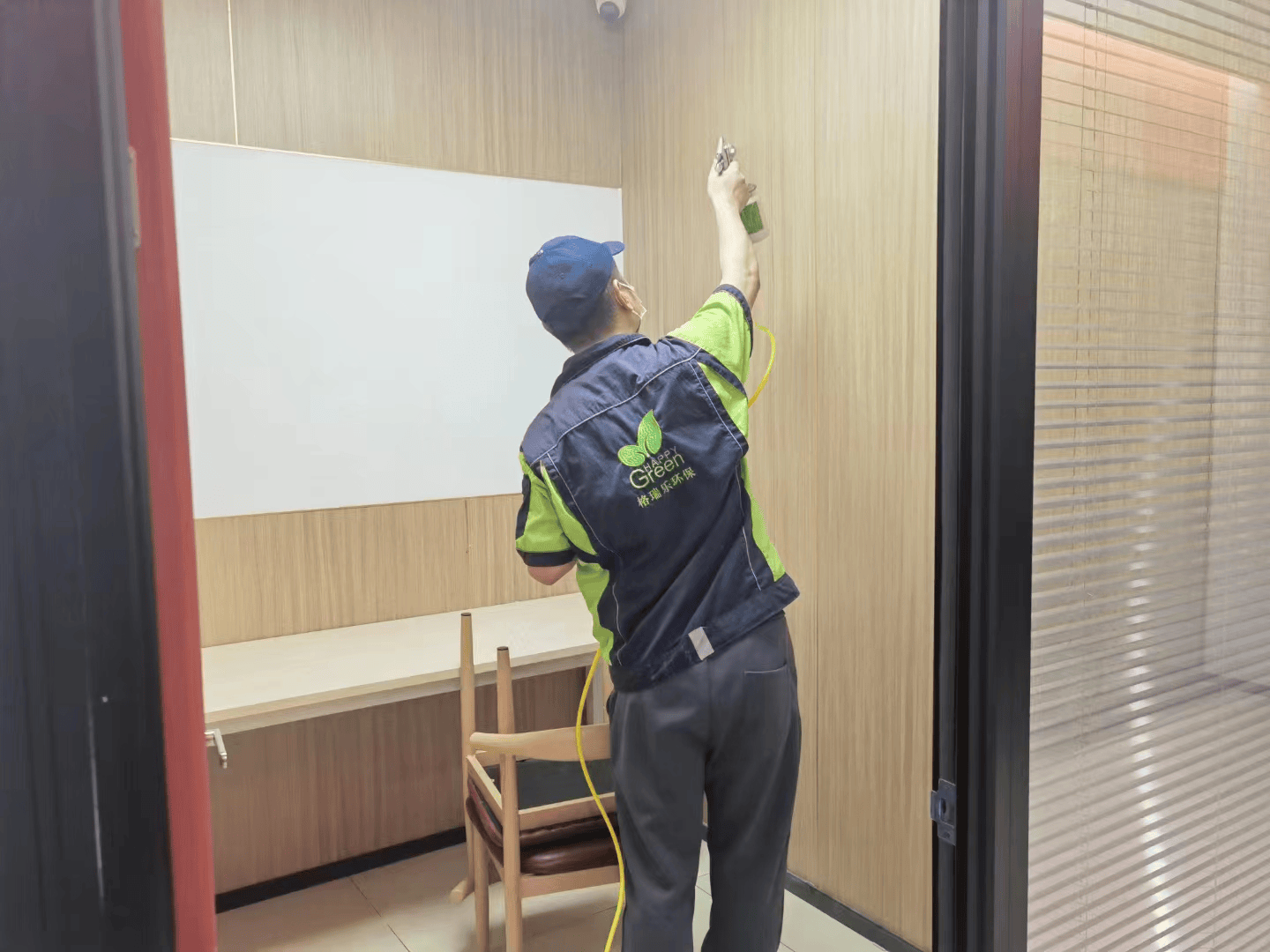 新房玄关处，检测人员针对鞋柜展开检测，打开鞋柜门，将检测探头深入内部，查看鞋柜是否存在甲醛超标问题，守护入户区域的空气质量。